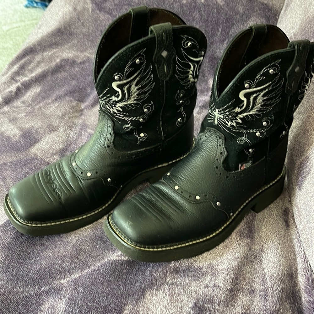 Justin Womens Gypsy square toe silver cross cowboy boots! Black/silver great con